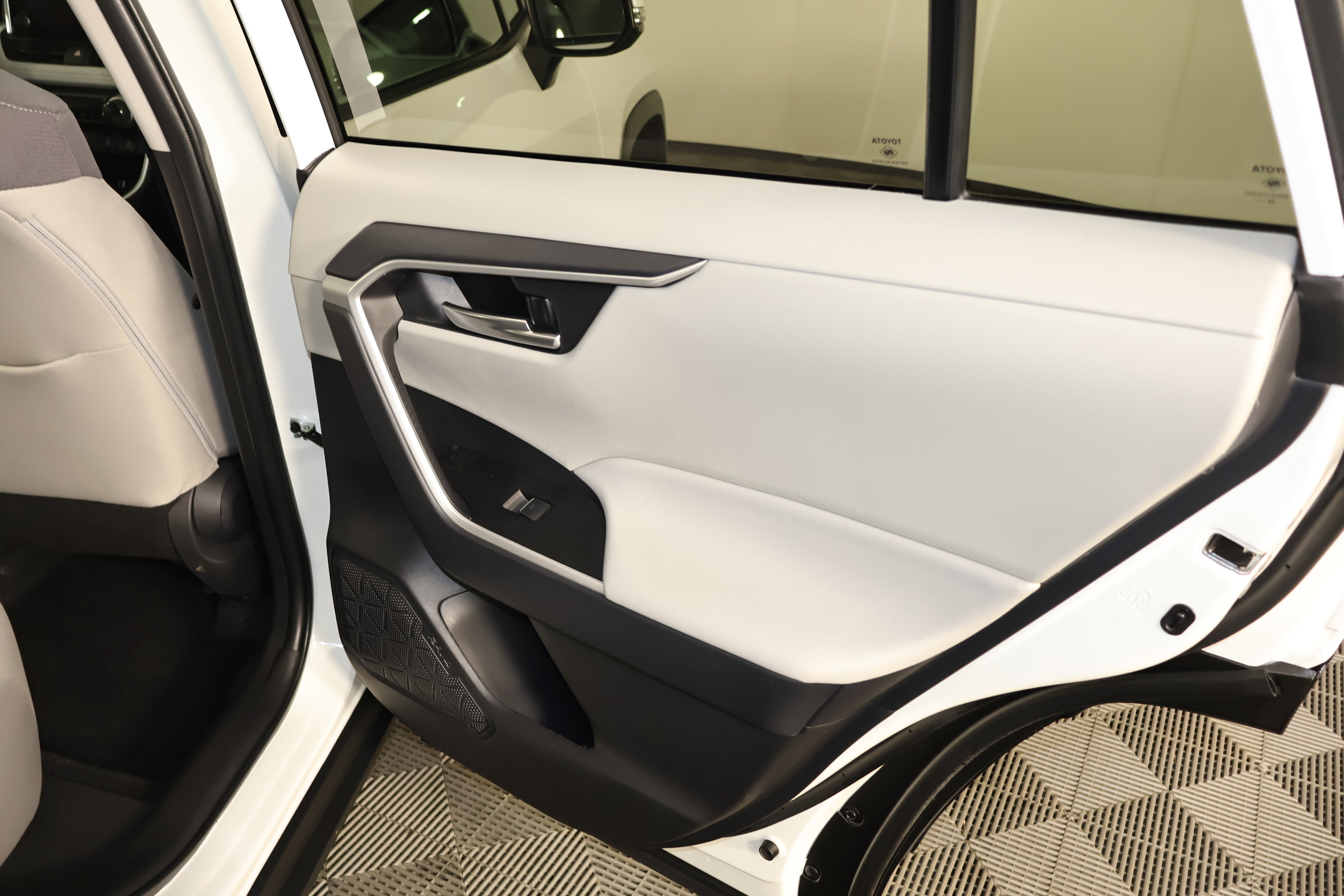 Used 2025 Toyota RAV4 XLE w/ Convenience Package image 45