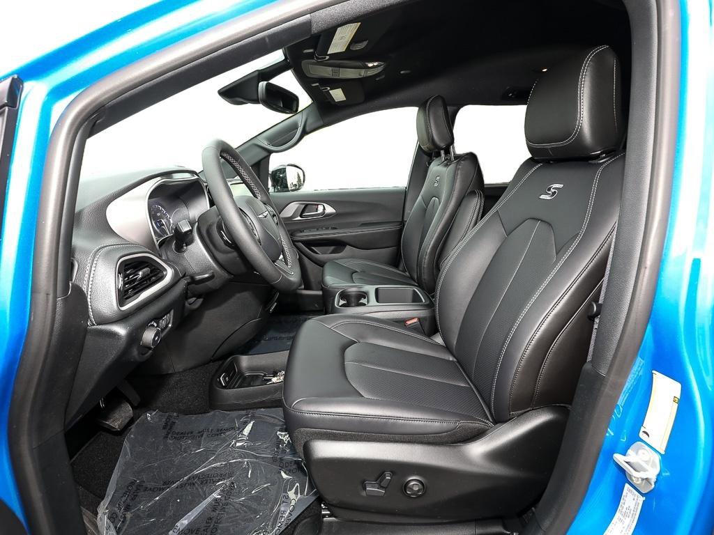 New 2026 Chrysler Pacifica Select AWD/4WD image 11