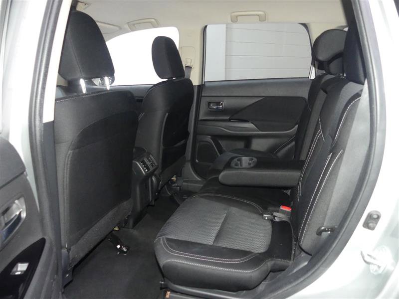 Used 2020 Mitsubishi Outlander SE image 27