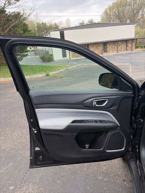 Used 2024 Jeep Compass Latitude image 12