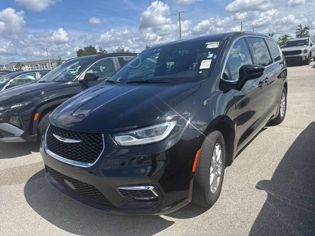 Used 2025 Chrysler Pacifica Select FWD image 7