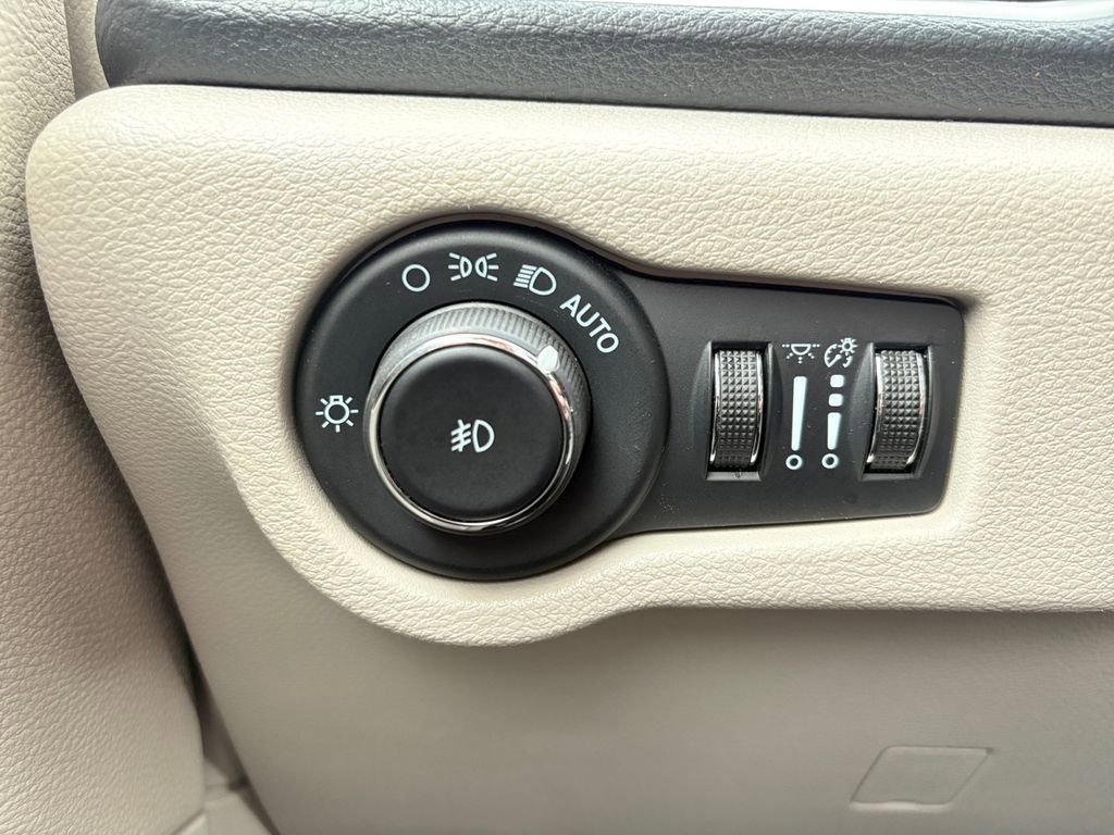 Used 2024 Chrysler Pacifica Select image 3