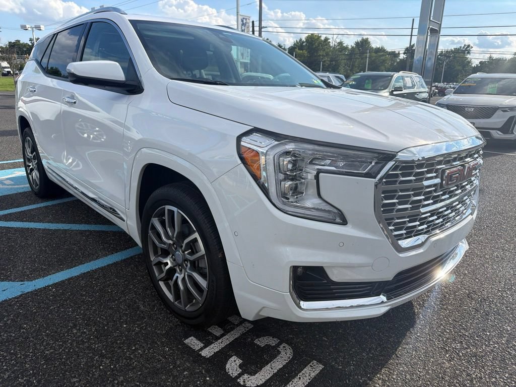 Used 2024 GMC Terrain Denali w/ Denali Premium Package AWD/4WD image 3