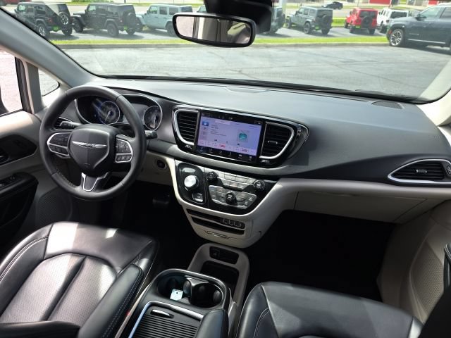 Used 2023 Chrysler Pacifica Touring-L FWD image 48