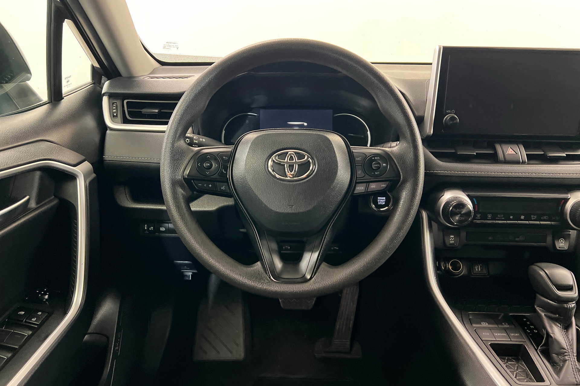 Used 2025 Toyota RAV4 XLE FWD image 13