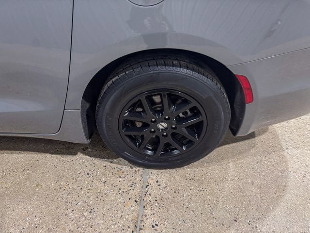 Used 2022 Chrysler Pacifica Touring-L image 32