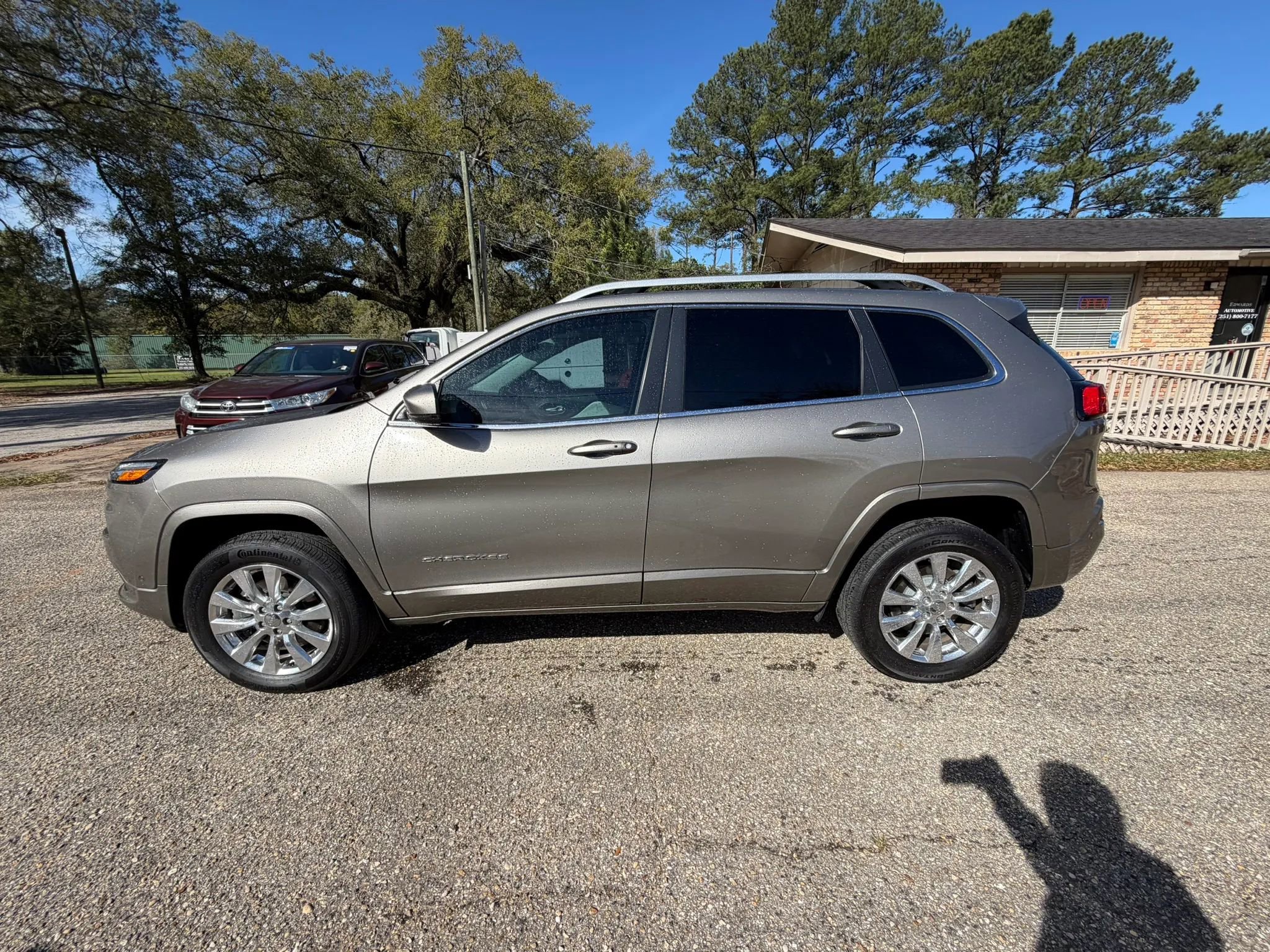 Used 2016 Jeep Cherokee Overland w/ Technology Group image 8