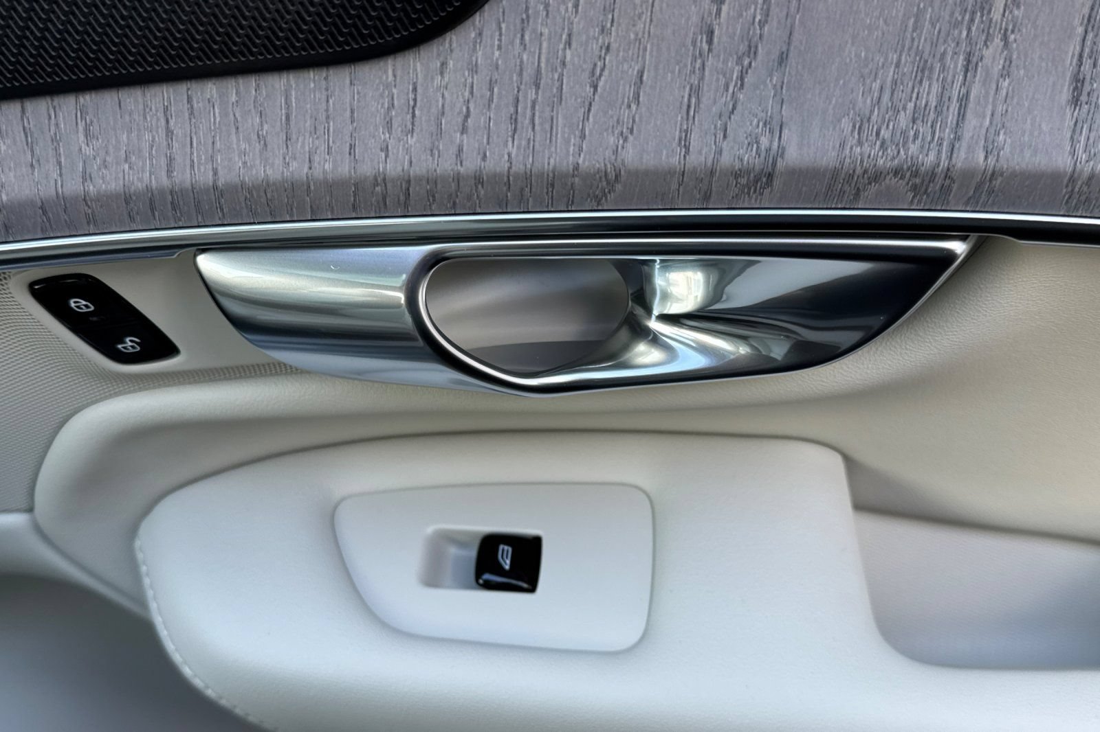 New 2026 Volvo XC90 T8 Ultra w/ Protection Package Premier AWD/4WD image 18