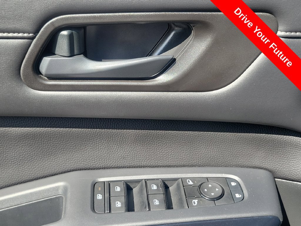 Used 2025 Nissan Pathfinder S FWD image 16