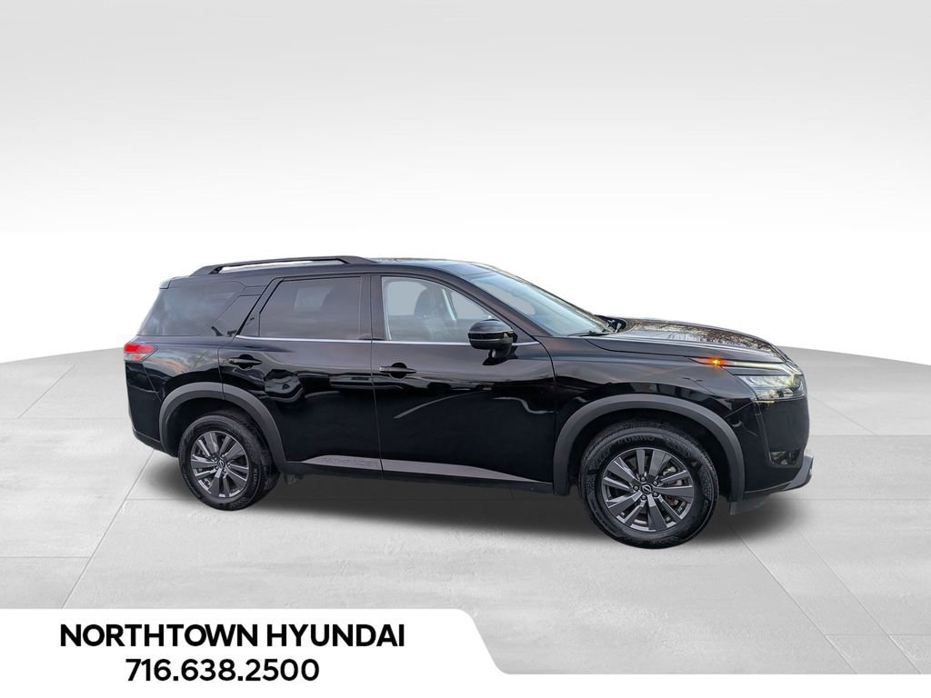 Used 2025 Nissan Pathfinder SV image 3