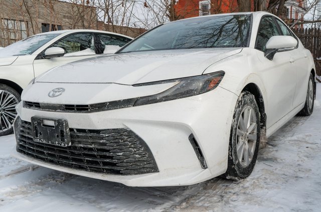 Used 2025 Toyota Camry LE image 1