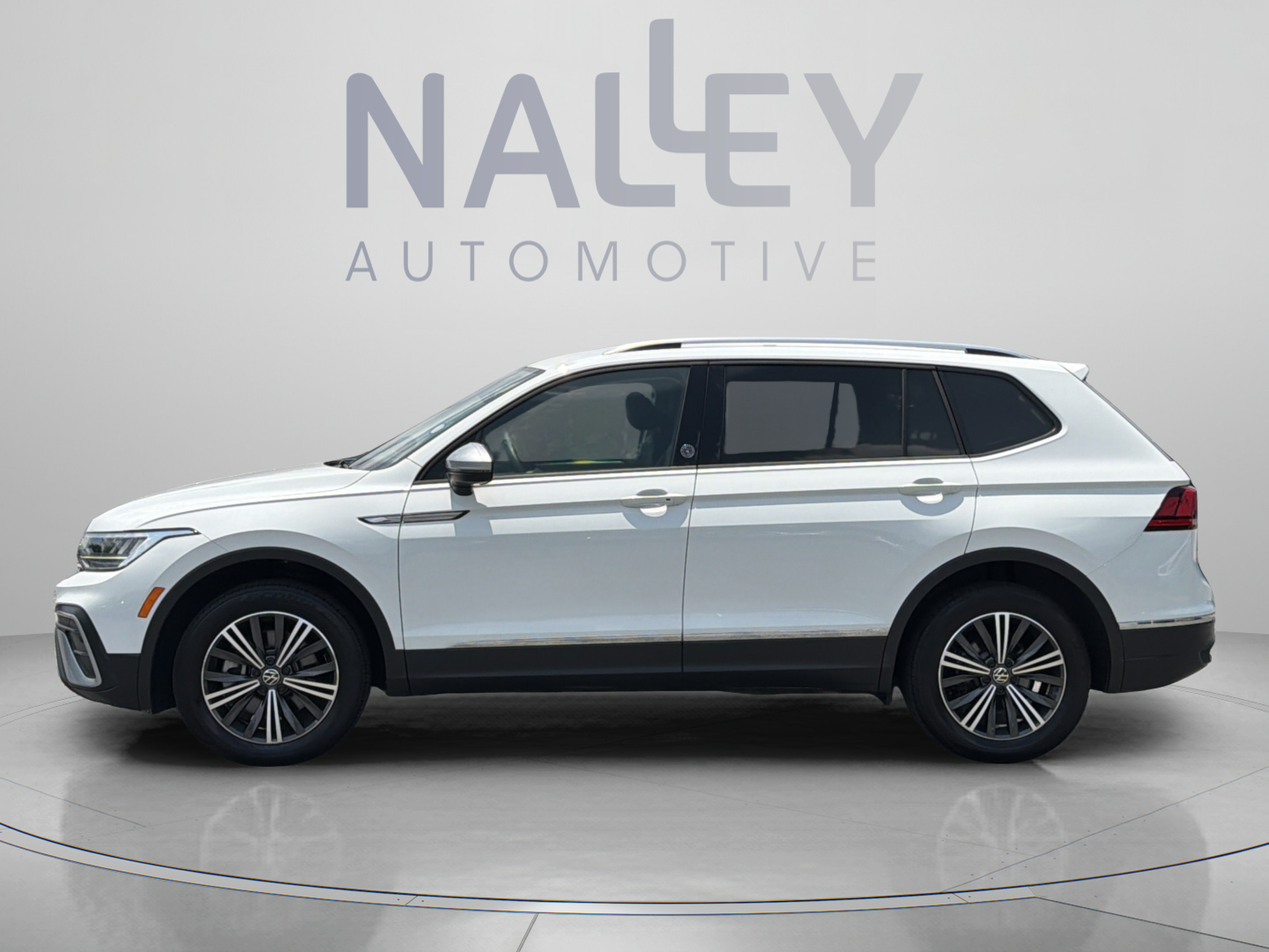 Used 2024 Volkswagen Tiguan Wolfsburg Edition AWD/4WD image 2