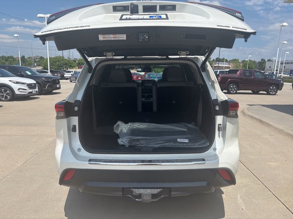 Used 2021 Toyota Highlander XLE w/ Protection Package #3 (TMS) AWD/4WD image 39