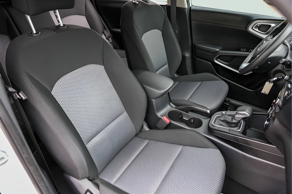 Used 2023 Kia Soul LX w/ LX Technology Package FWD image 32