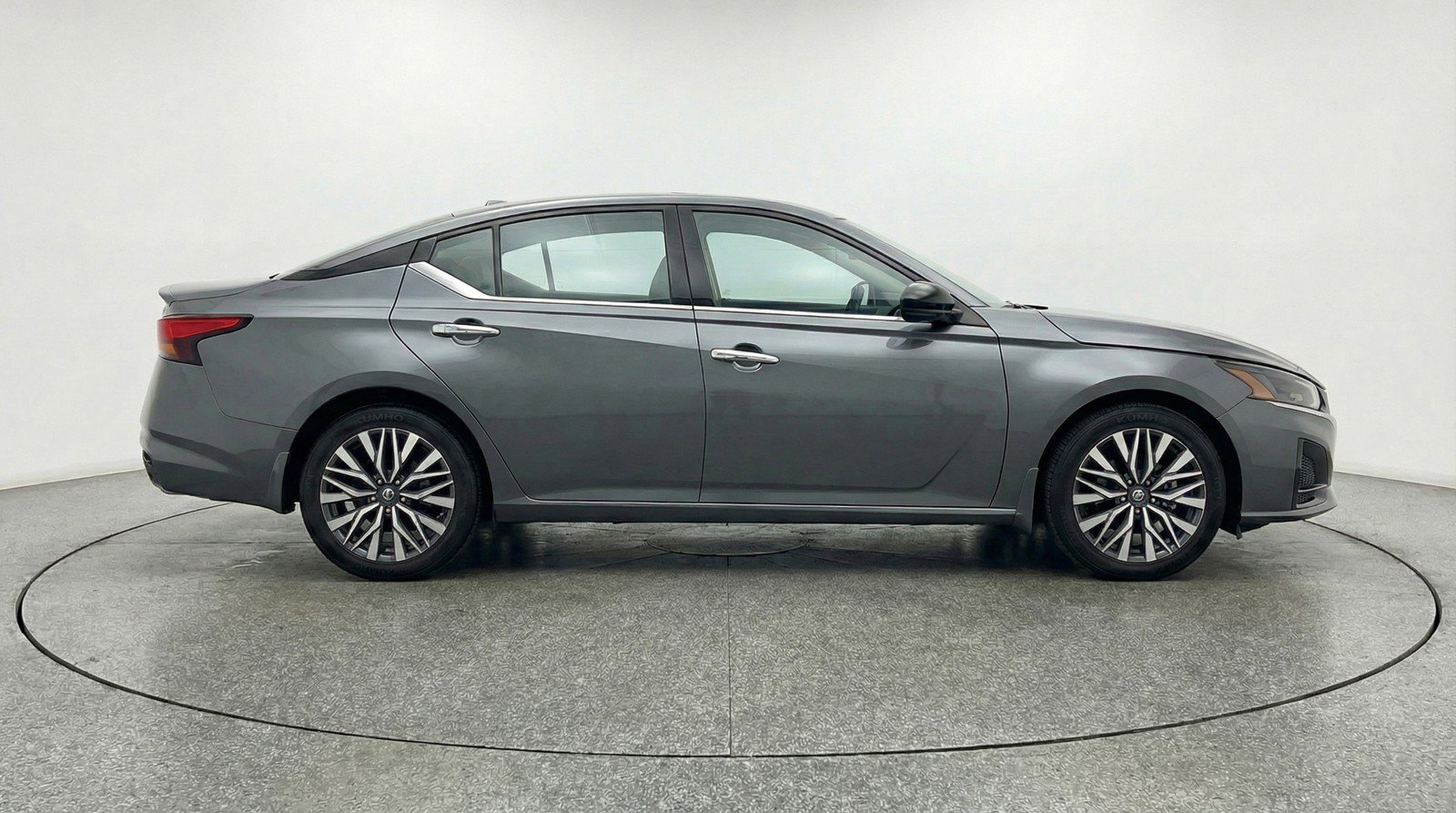 Used 2025 Nissan Altima 2.5 SV FWD image 11