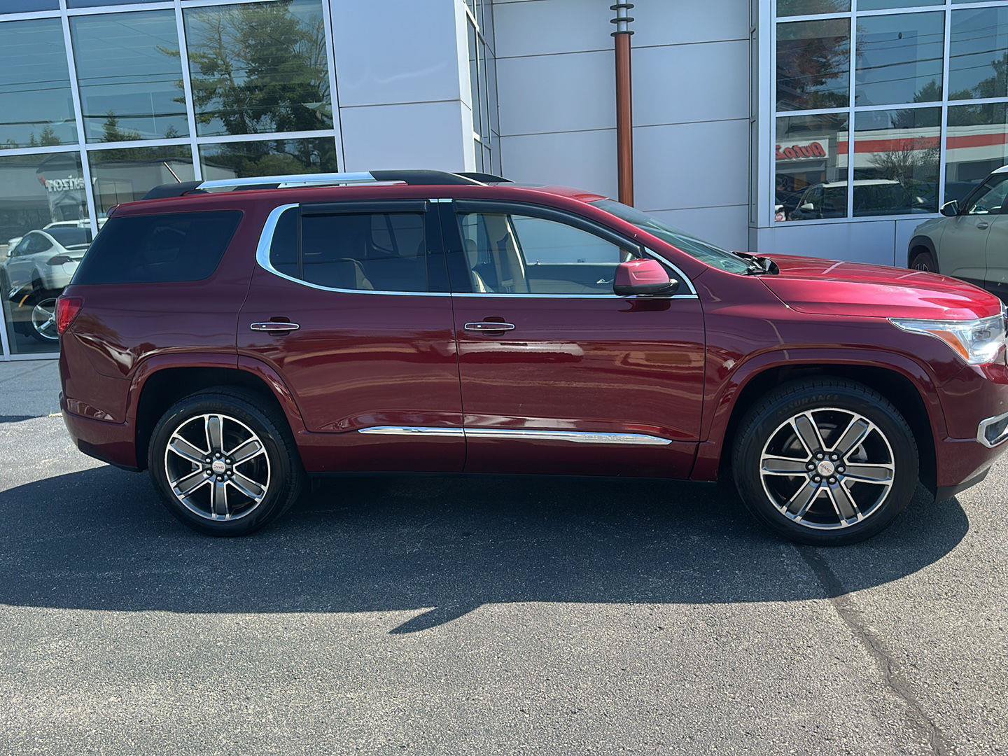 Used 2017 GMC Acadia Denali w/ Technology Package AWD/4WD image 2