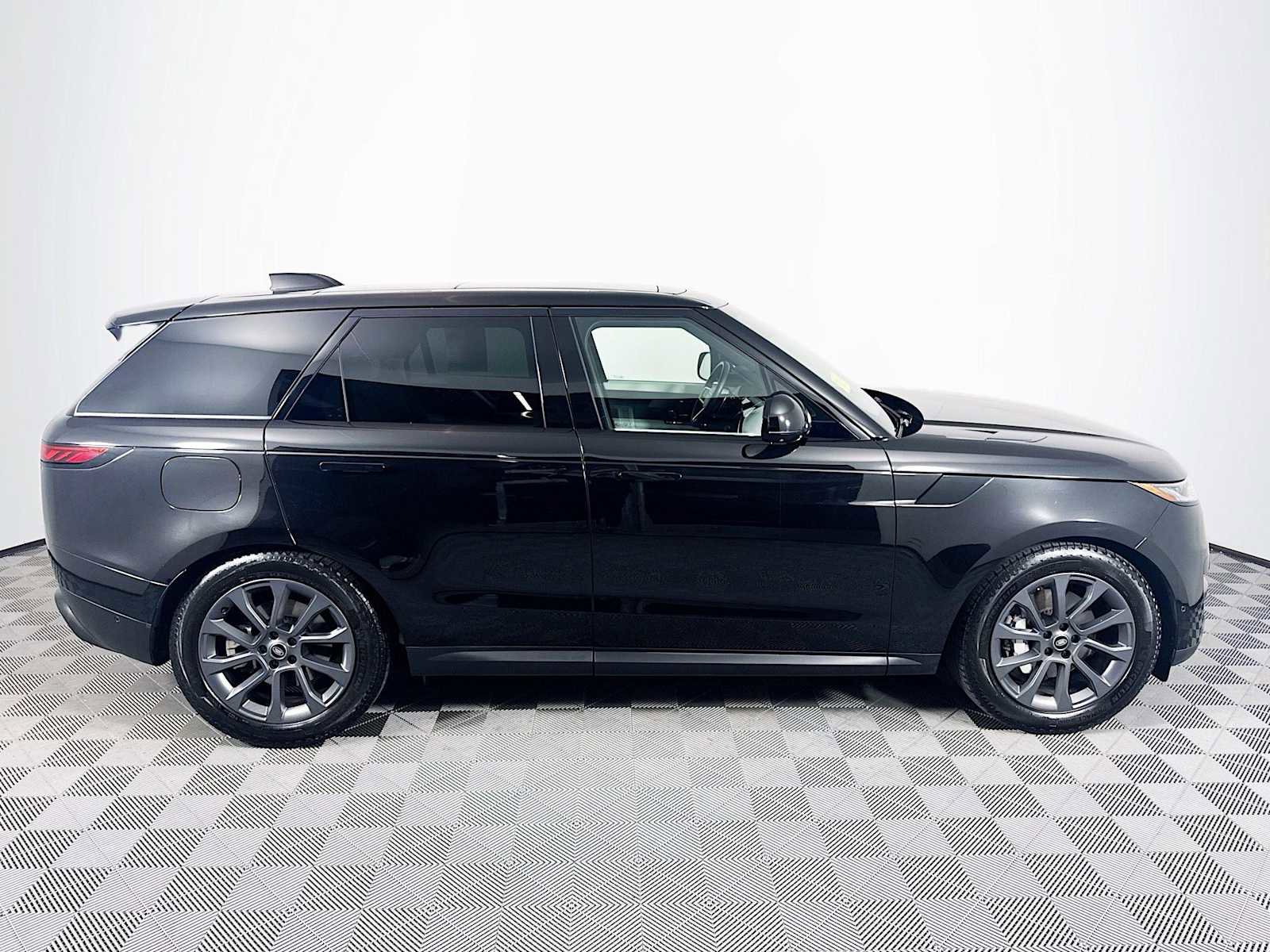 Used 2024 Land Rover Range Rover Sport SE image 4