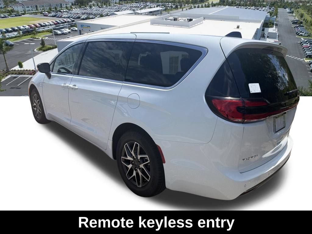 New 2027 Chrysler Pacifica Limited FWD image 6