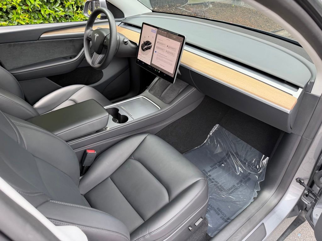Used 2024 Tesla Model Y Long Range AWD/4WD image 32