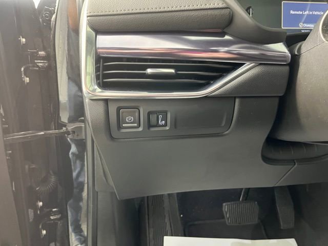 Used 2023 Cadillac XT4 Luxury w/ Cold Weather Package AWD/4WD image 19