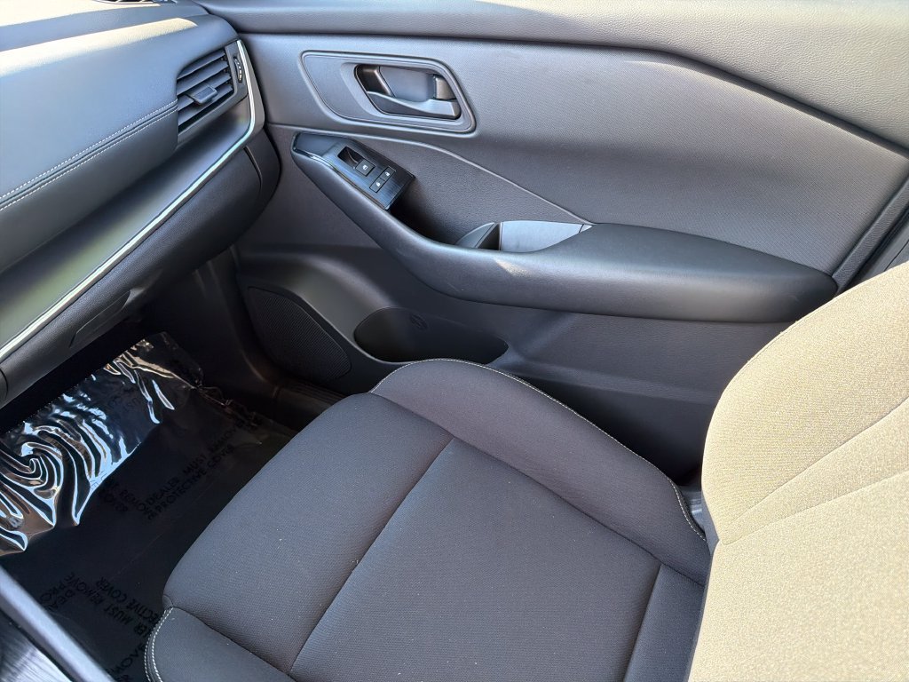 Used 2025 Nissan Rogue S AWD/4WD image 29