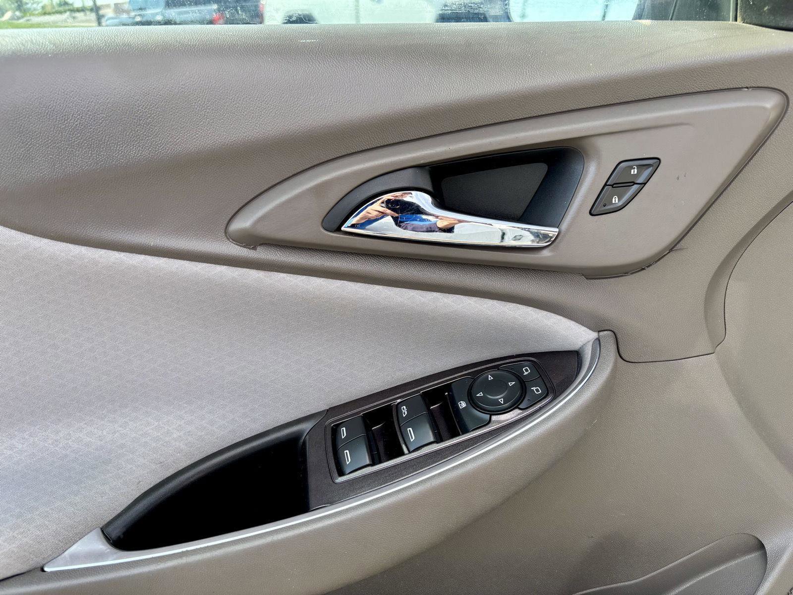 Used 2018 Chevrolet Malibu LT FWD image 16