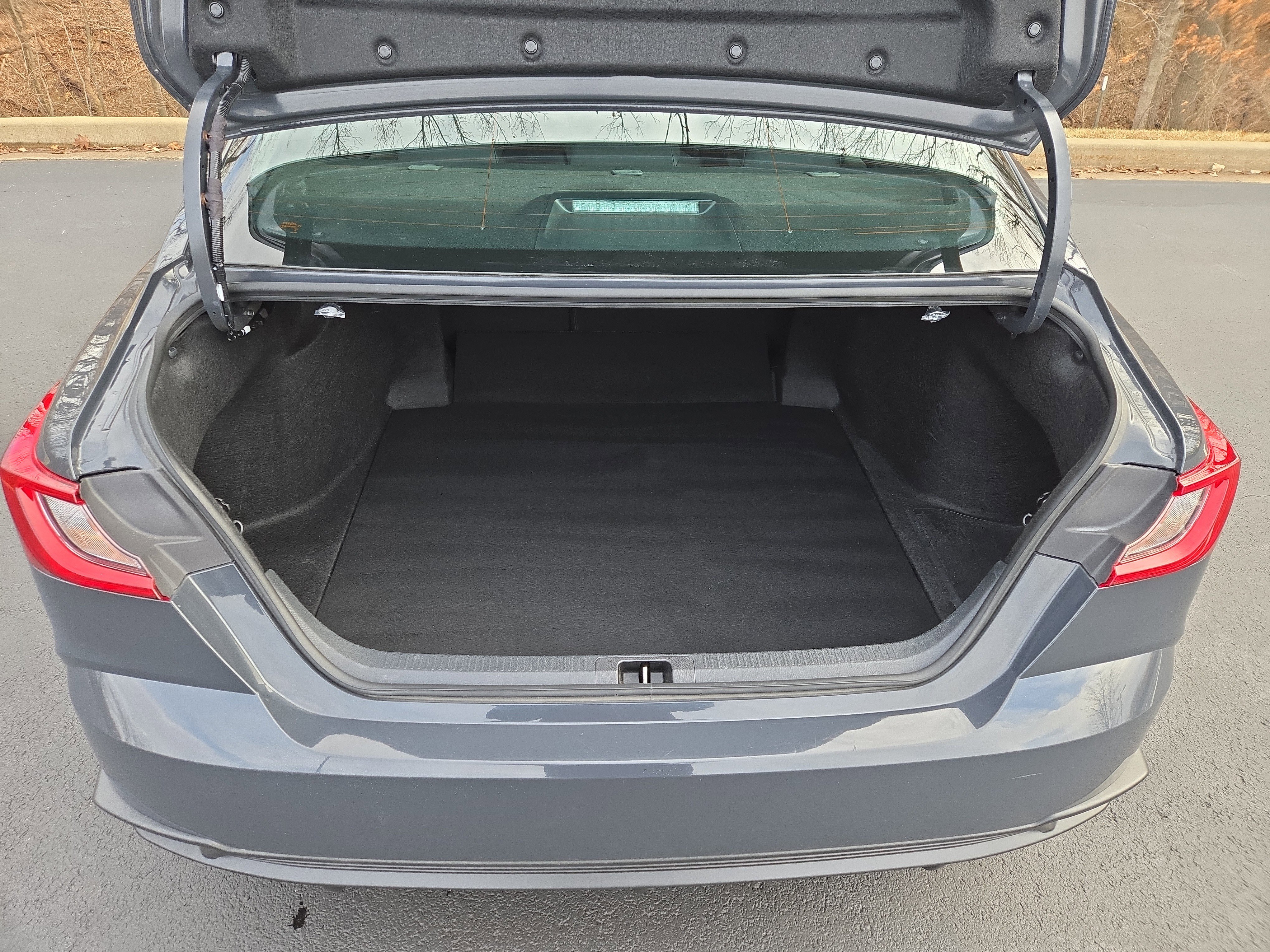 Used 2025 Toyota Camry SE image 9