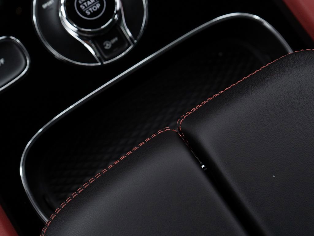 Used 2022 Bentley Bentayga AWD/4WD image 31