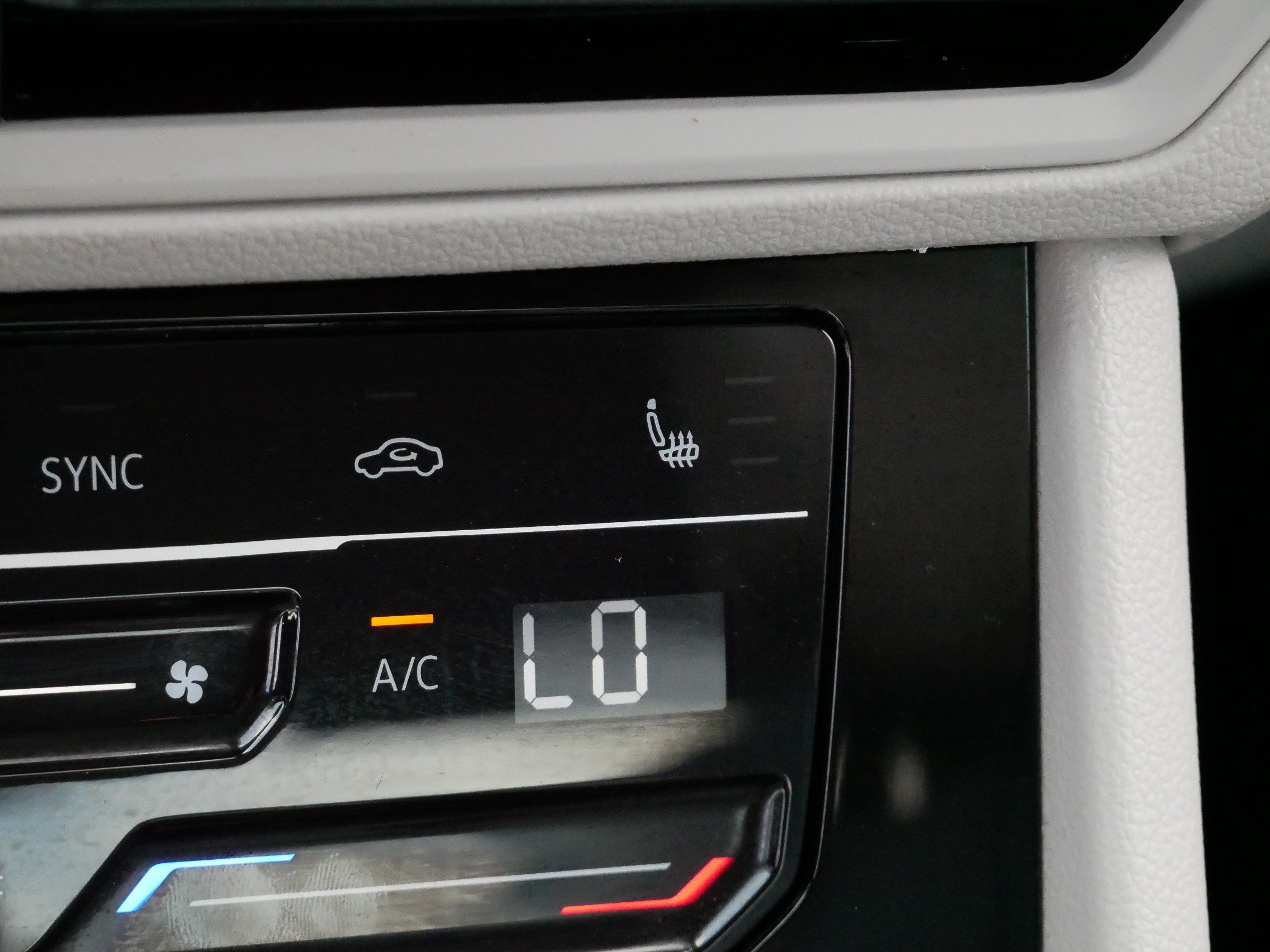 Used 2025 Volkswagen Jetta SE w/ Sunroof Package FWD image 29