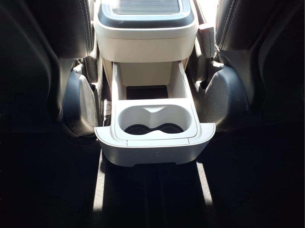 Used 2023 Chrysler Pacifica Touring-L image 13