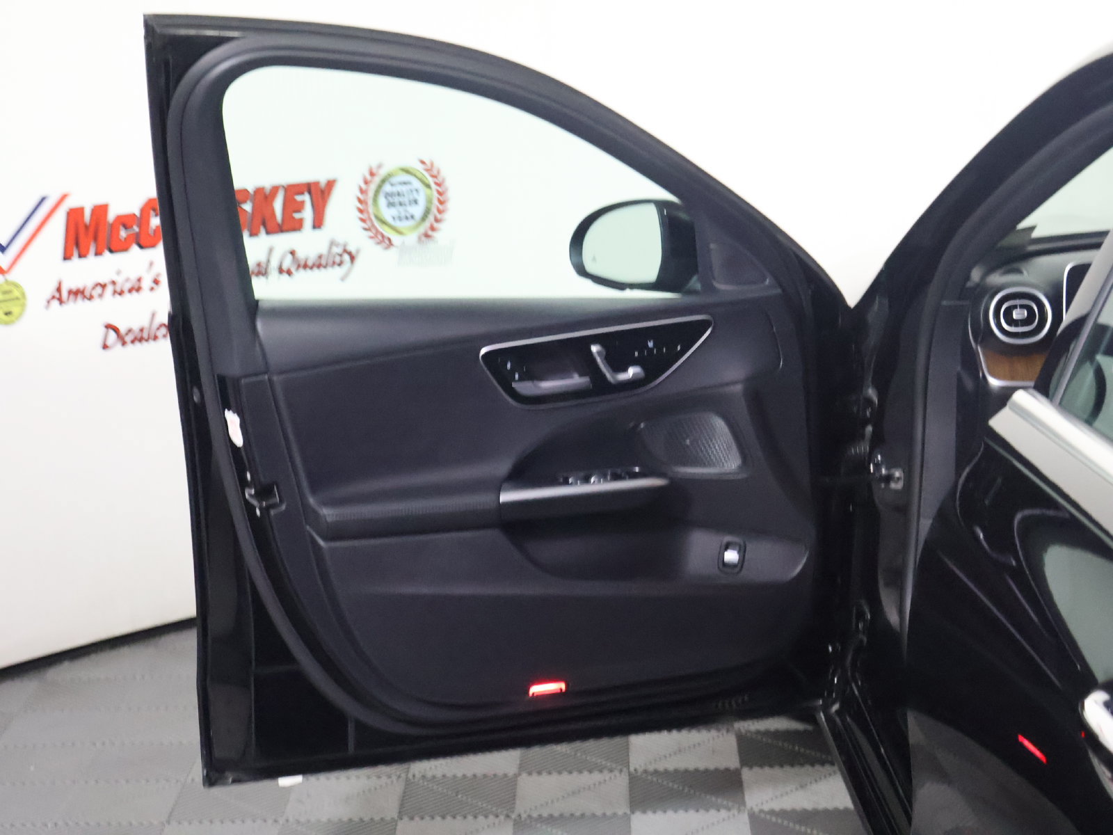 Used 2025 Mercedes-Benz C 300 4MATIC Sedan image 24