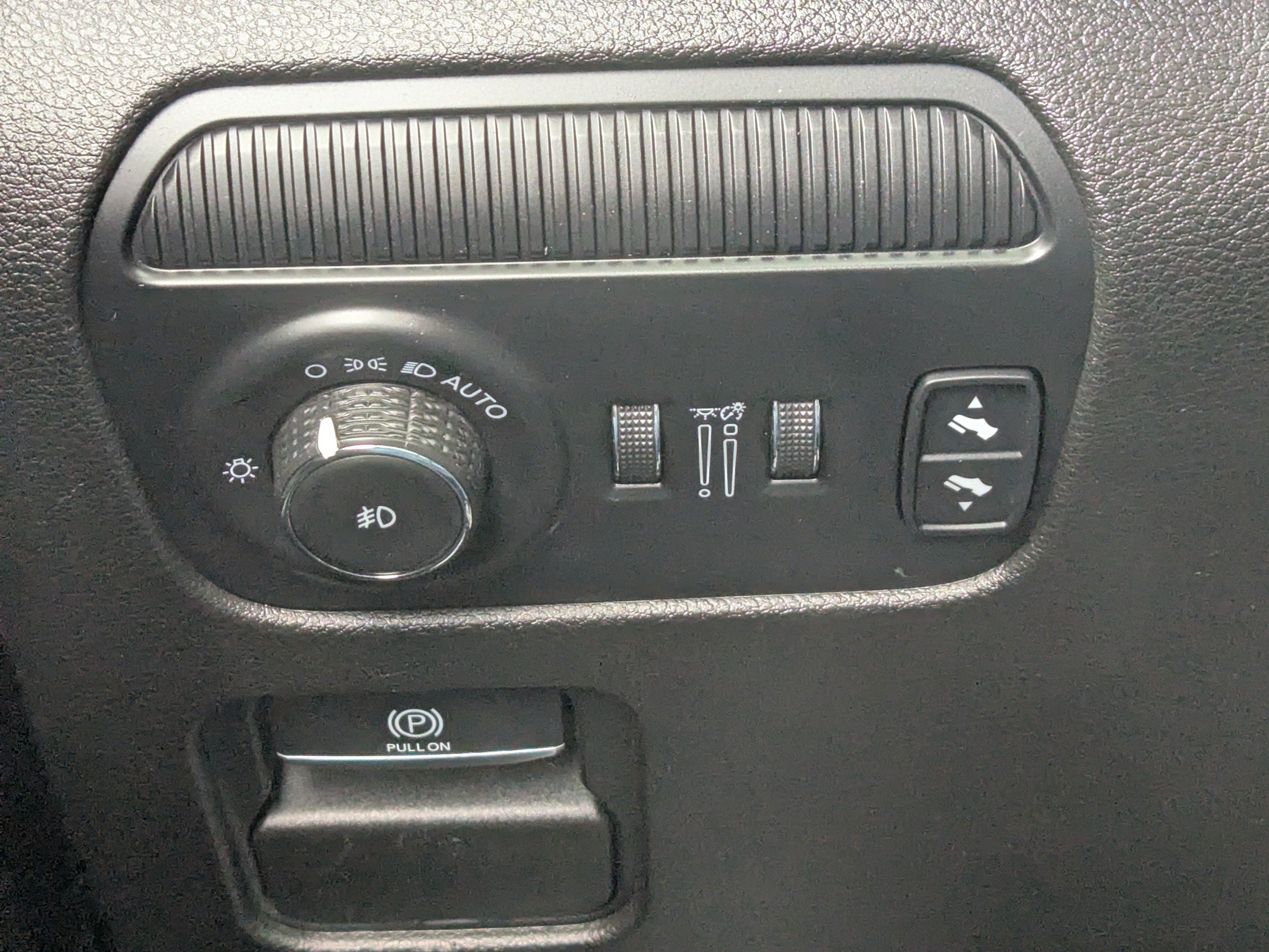 Used 2023 Jeep Wagoneer L Series III w/ Preferred Equipment Group AWD/4WD image 32