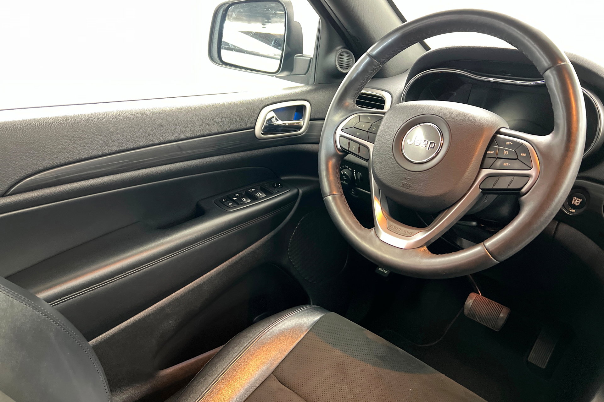 Used 2021 Jeep Grand Cherokee Laredo X image 11