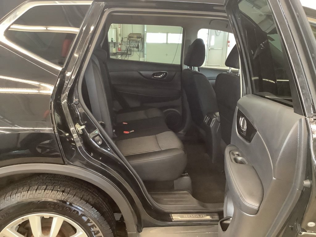 Used 2020 Nissan Rogue SV AWD/4WD image 11