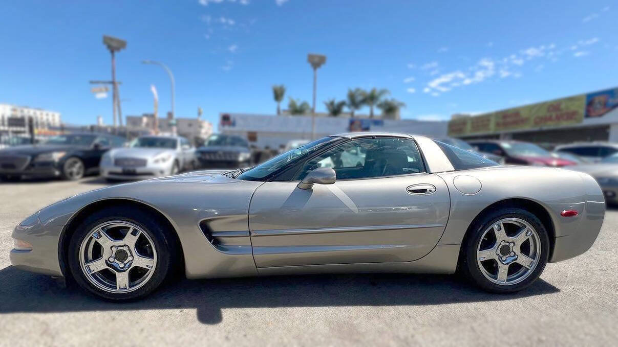 Used 1998 Chevrolet Corvette Coupe w/ Memory Pkg RWD image 7
