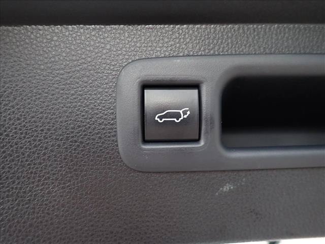 Used 2022 Toyota Highlander LE AWD/4WD image 9