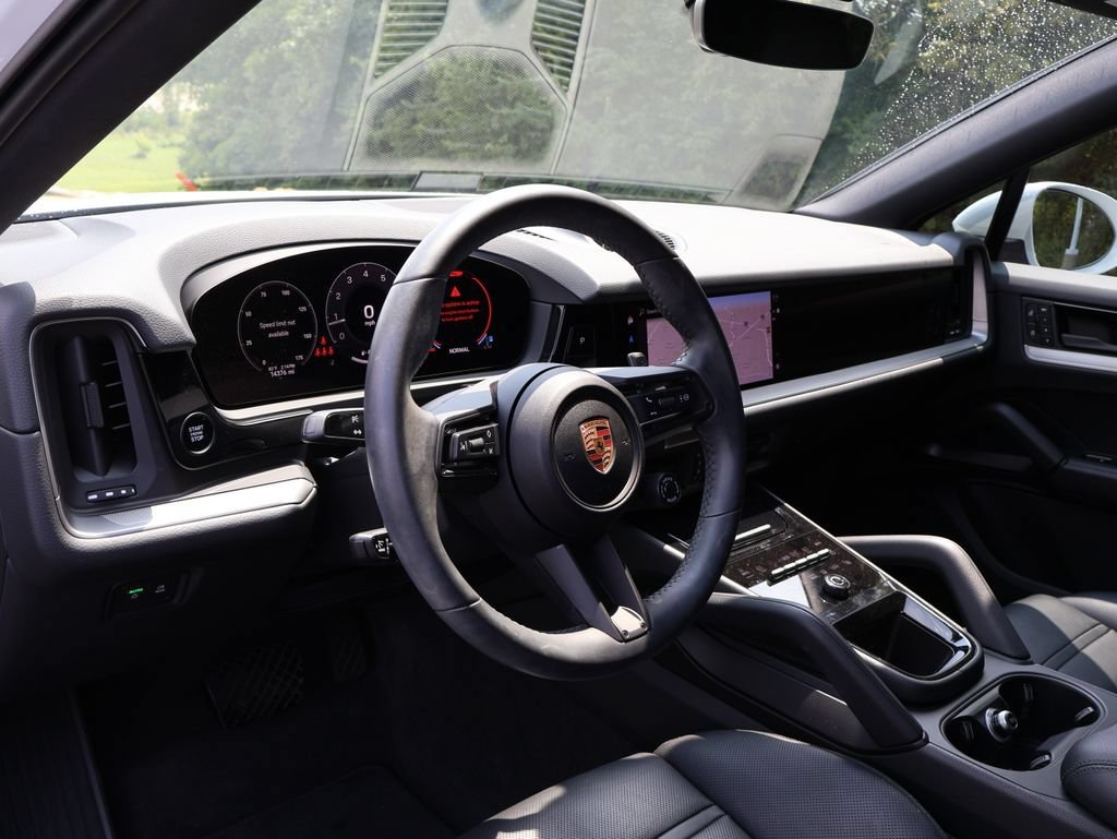 Used 2025 Porsche Cayenne Coupe AWD/4WD image 4