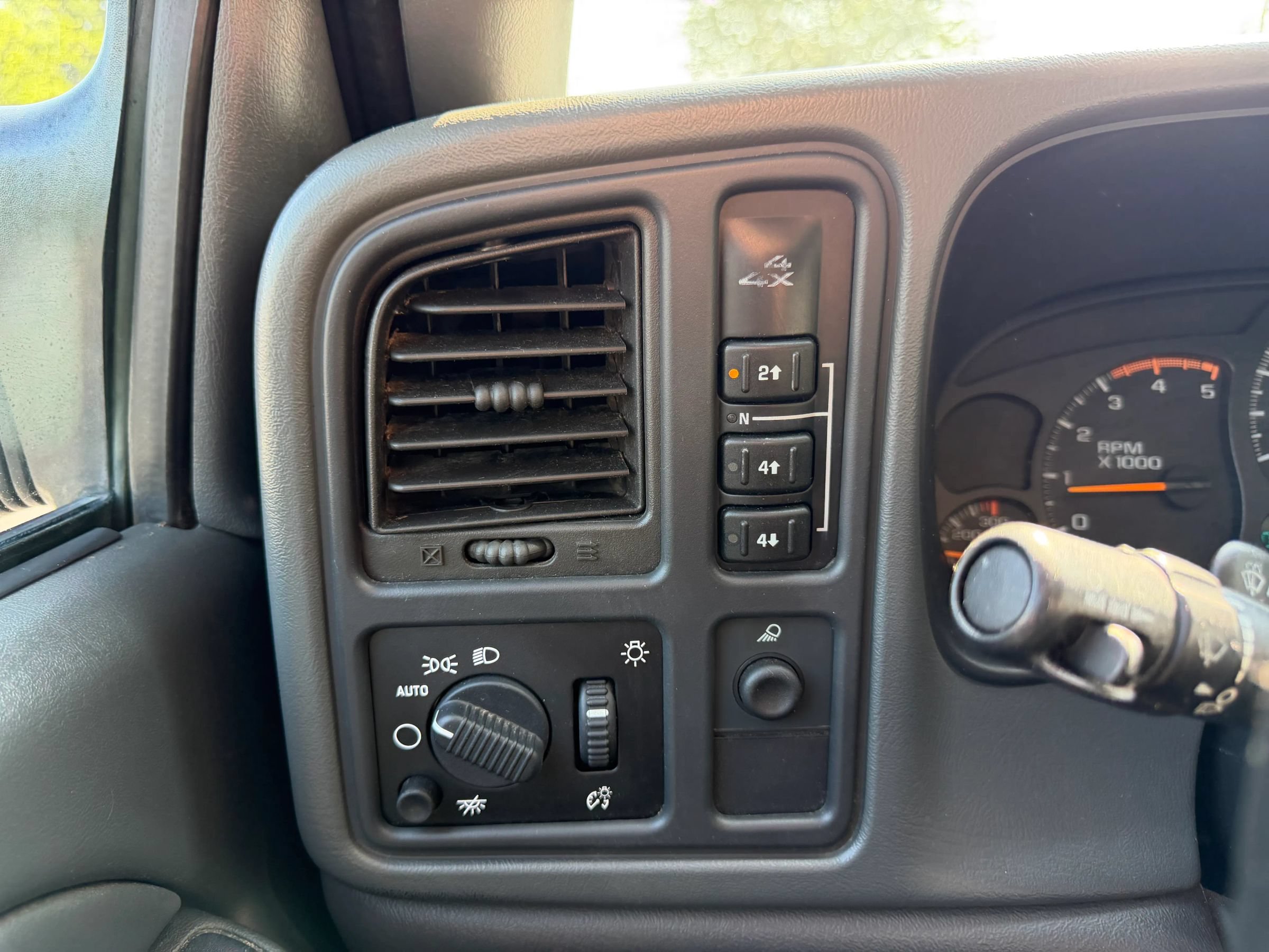 Used 2005 Chevrolet Silverado 2500 LS w/ Heavy-Duty Power Package AWD/4WD image 26