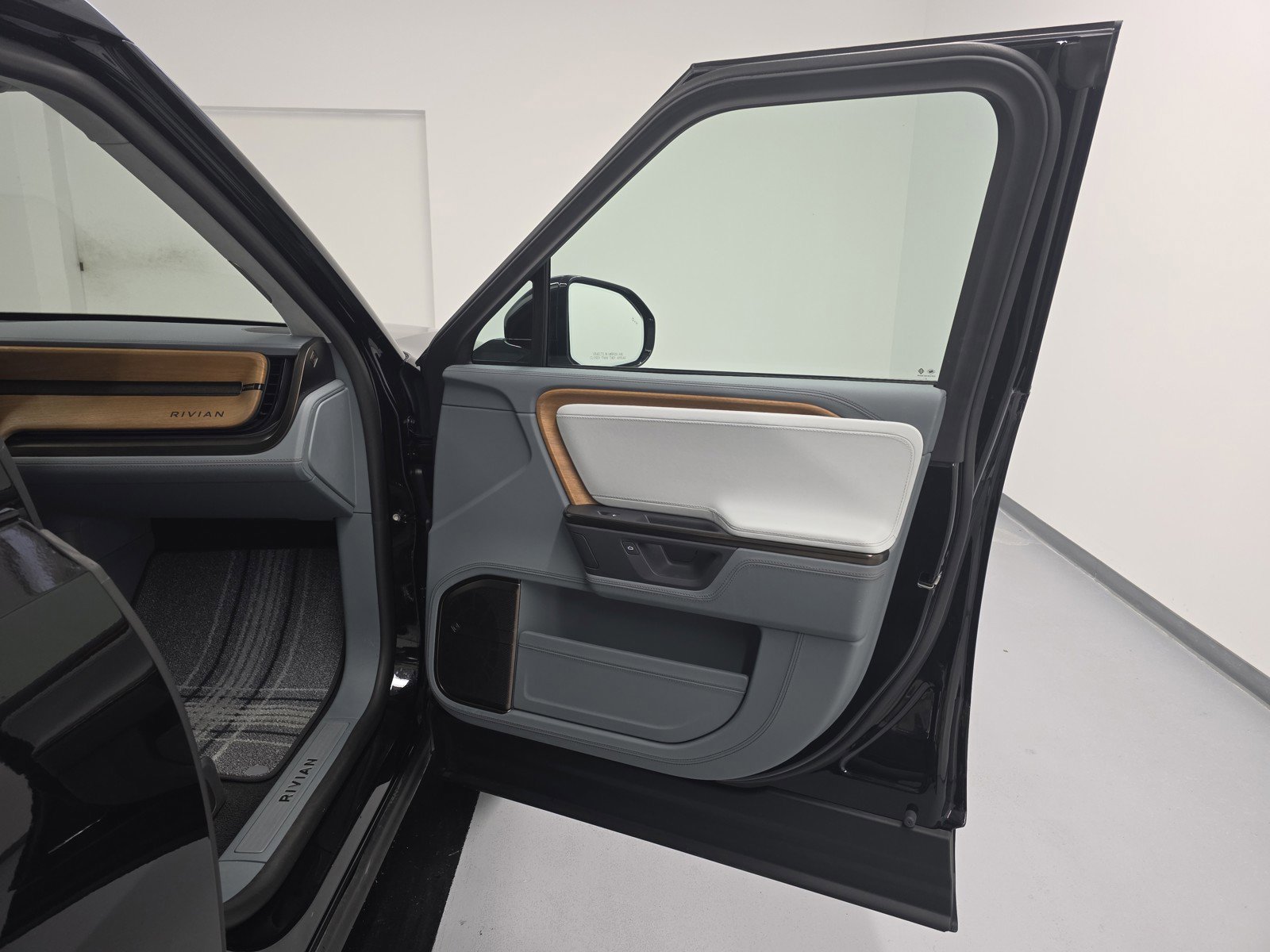 Used 2025 Rivian R1T Premium AWD/4WD image 18