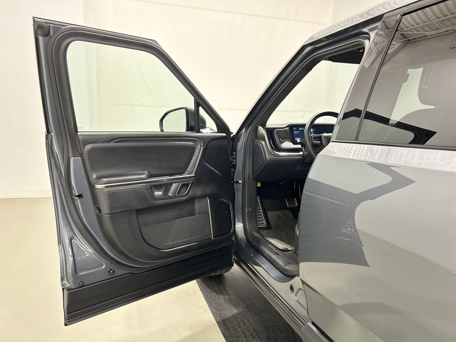 Used 2024 Rivian R1T Adventure AWD/4WD image 16