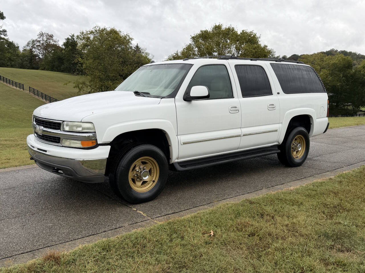 Used 2004 Chevrolet Suburban 2500 LT w/ Preferred Equipment Group AWD/4WD image 2
