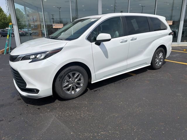 Used 2025 Toyota Sienna XLE AWD/4WD image 2