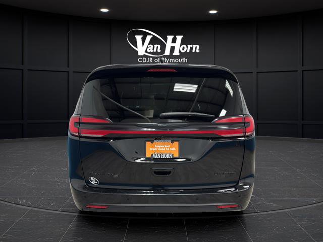 Used 2025 Chrysler Pacifica Limited image 4