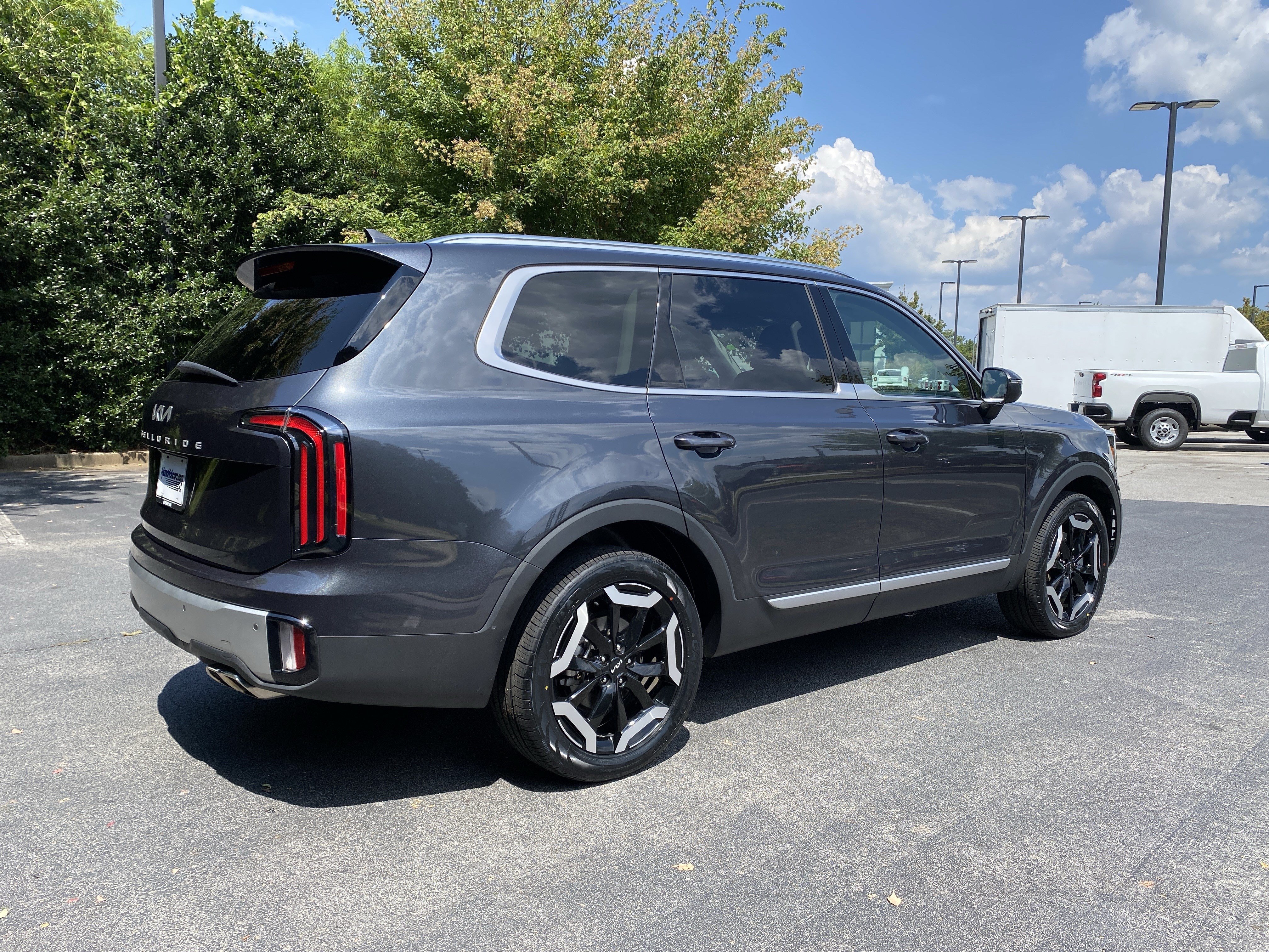 Used 2024 Kia Telluride EX w/ EX Captain's Chair Package FWD image 9