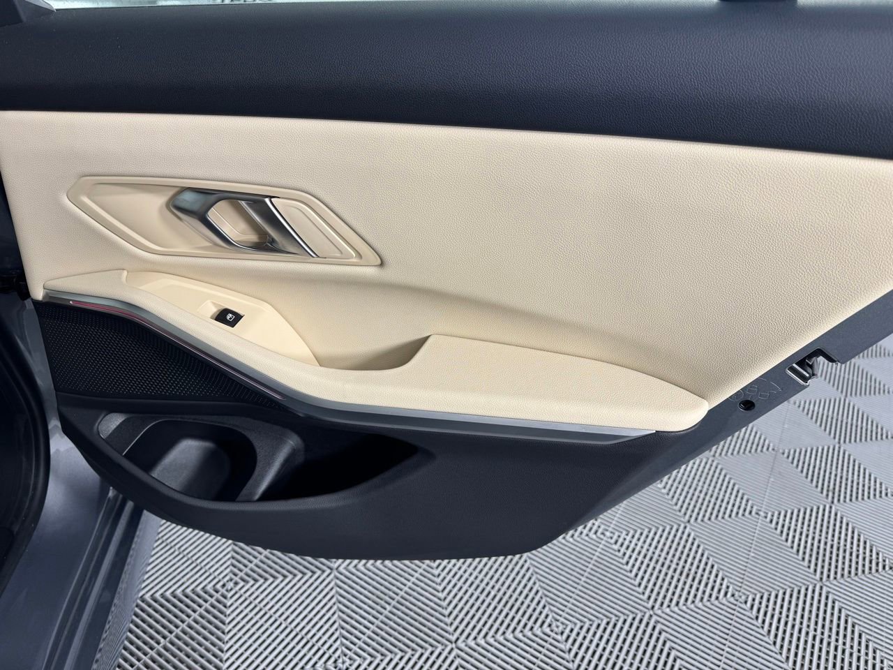 Used 2024 BMW 330i xDrive Sedan w/ Convenience Package image 25