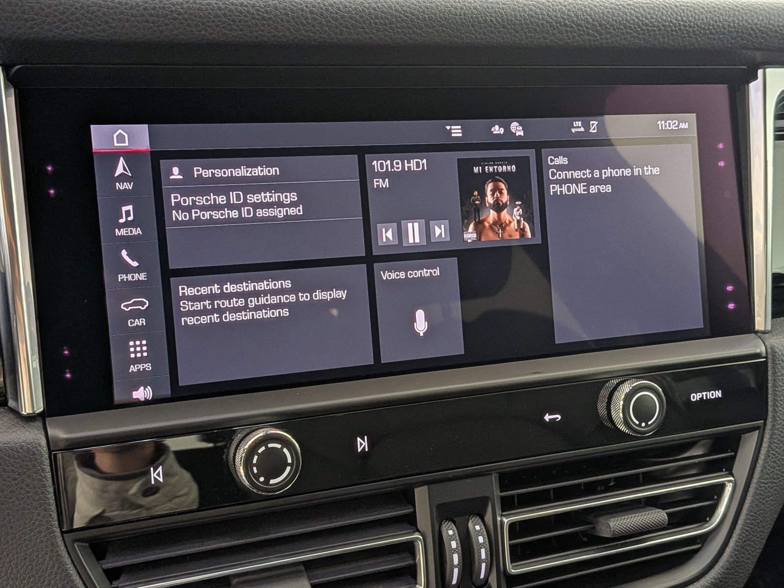 Certified 2025 Porsche Macan Turbo AWD/4WD image 17