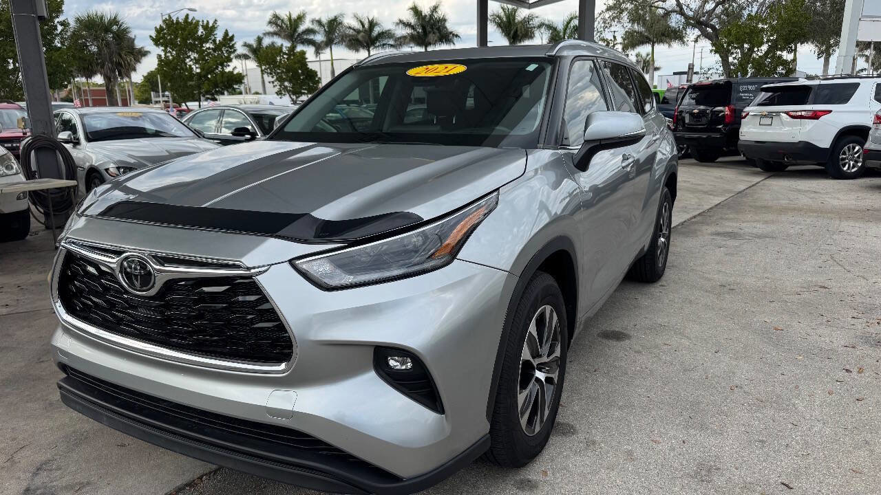 Used 2021 Toyota Highlander XLE image 2
