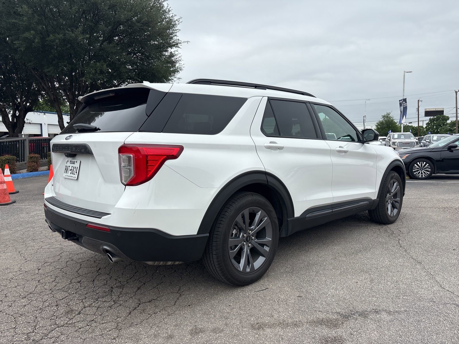 Used 2022 Ford Explorer XLT w/ Equipment Group 202A RWD image 3