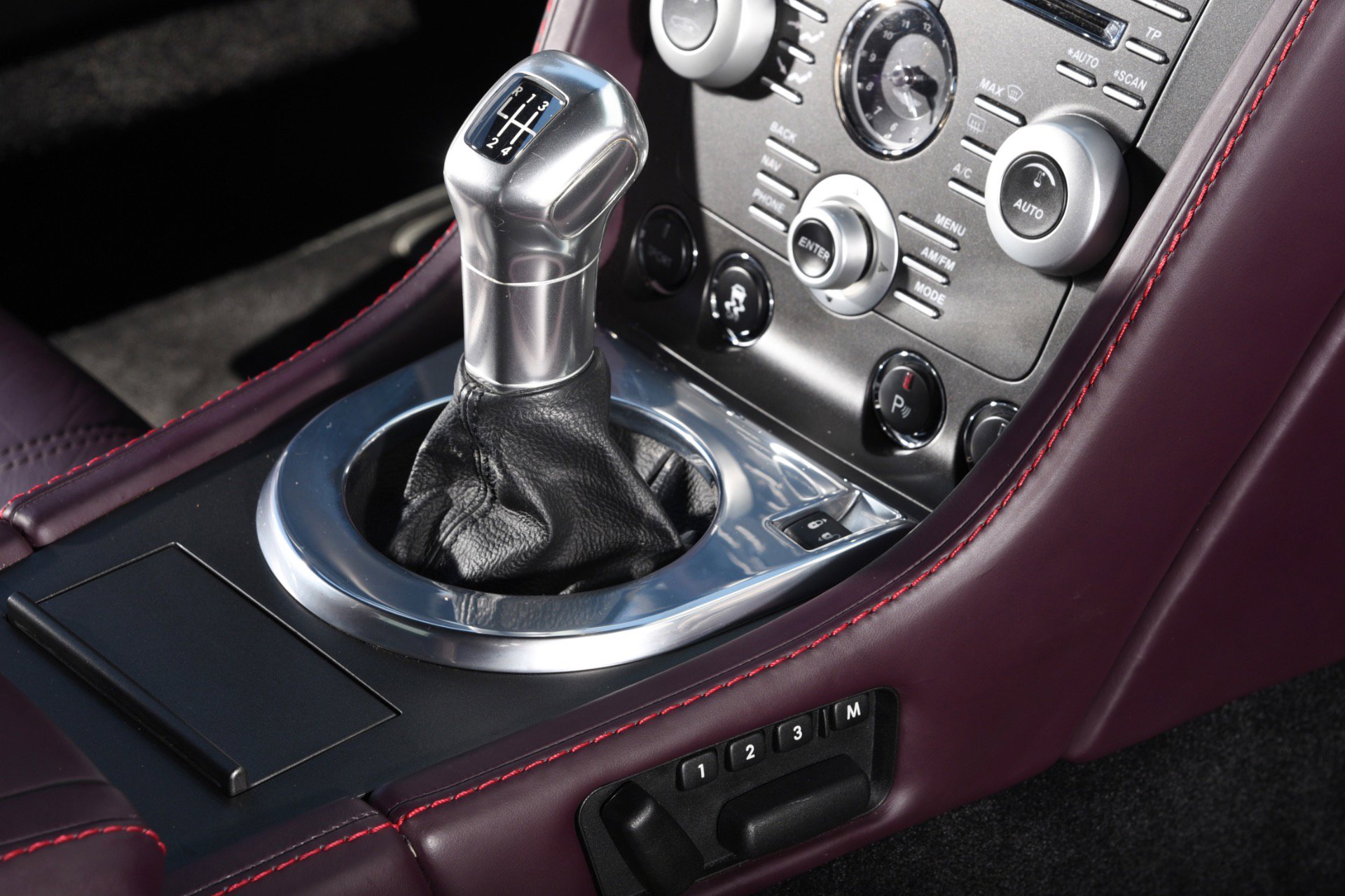 Used 2011 Aston Martin V12 Vantage Coupe RWD image 17