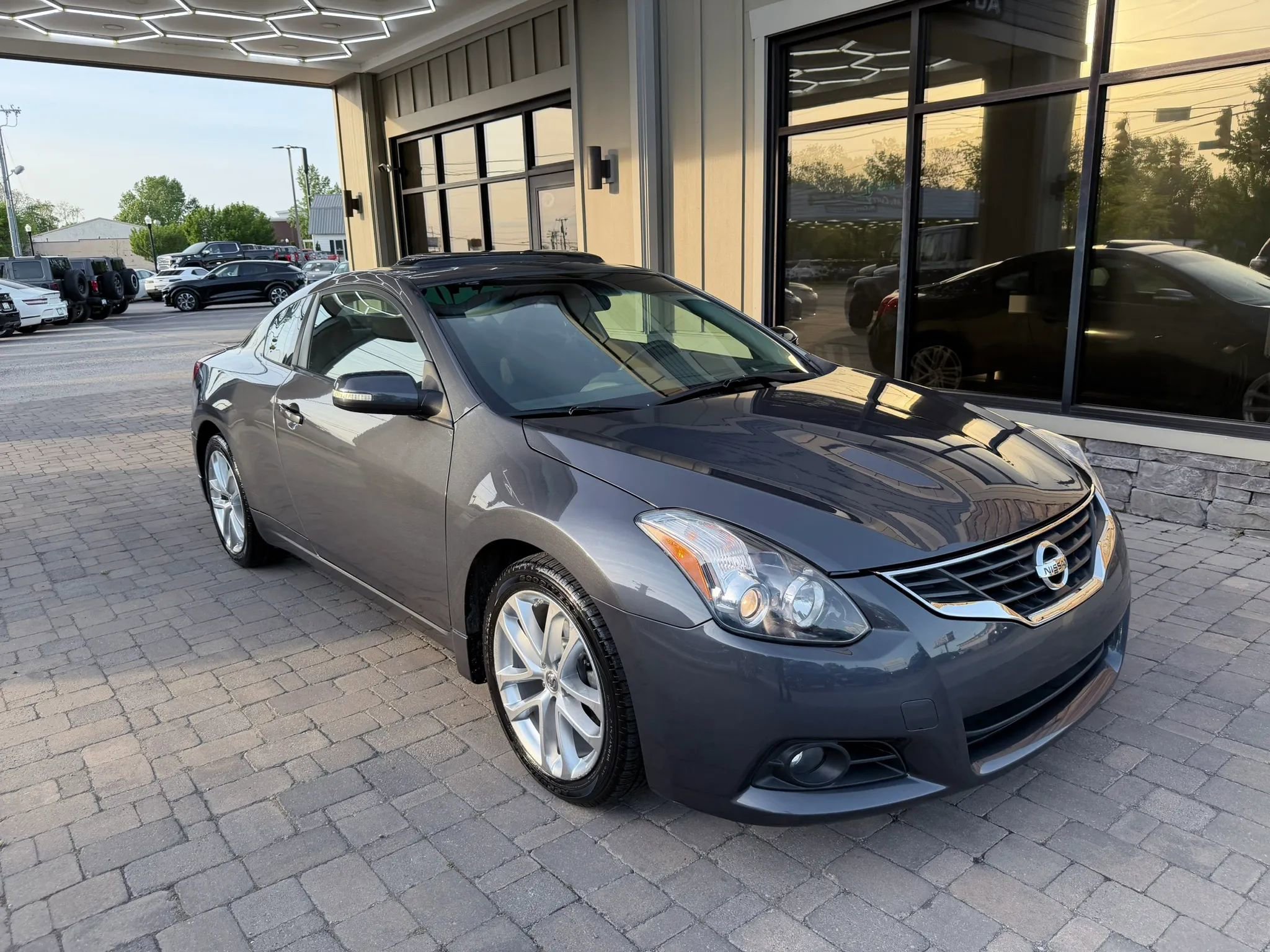 Used 2011 Nissan Altima 3.5 SR FWD image 7